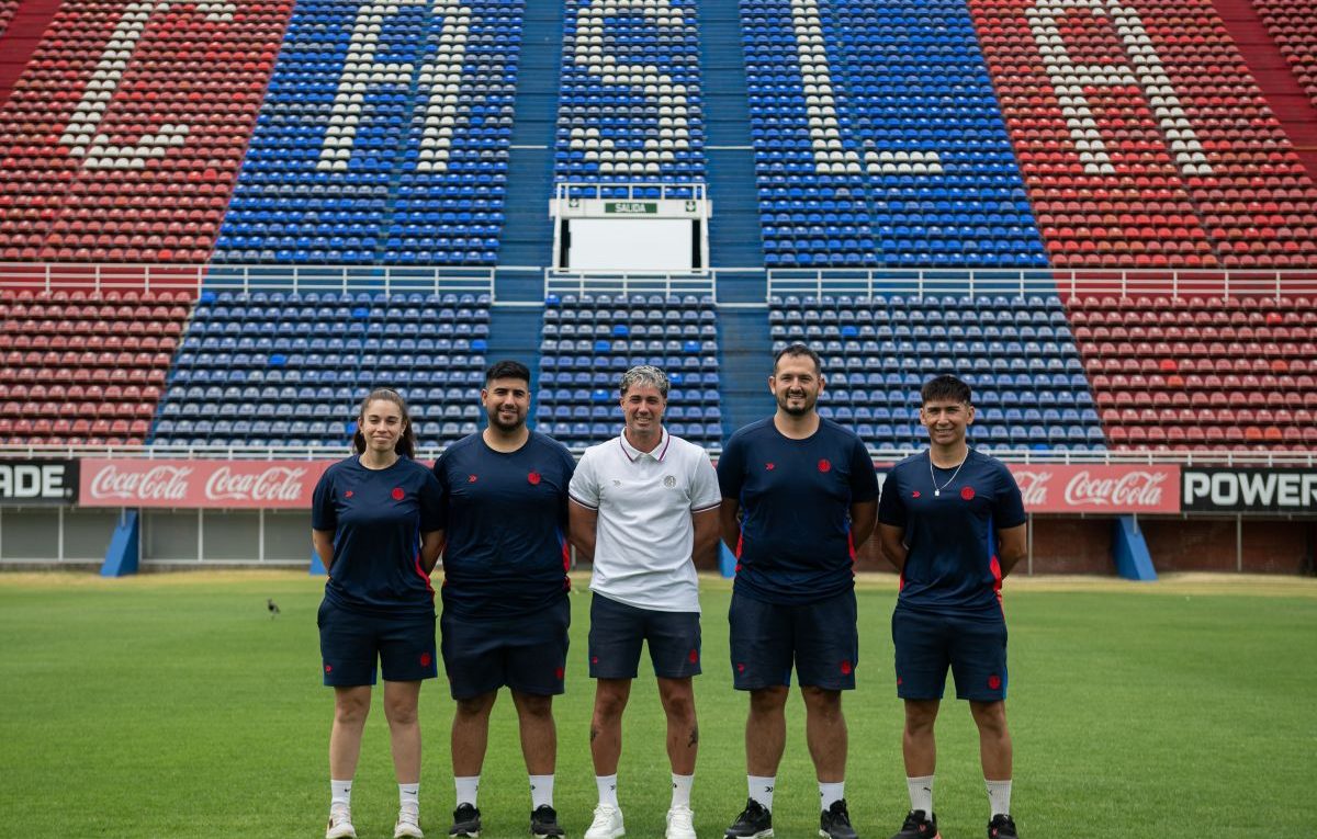 El entrenador seguirá al frente del plantel de Fútbol Femenino de San Lorenzo. Renovó contrato por un año. Su cuerpo técnico y toda la info acá...
