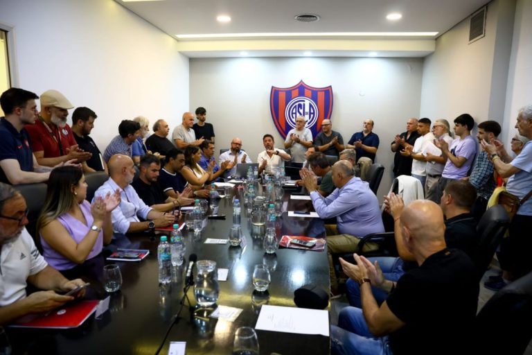 Con la presencia de 30 socios/as que se inscribieron previamente en adn.sanlorenzo.com.ar, la Comisión Directiva de San Lorenzo realizó una sesión abierta en la sede de Avenida La Plata 1794 en la que se trataron temas trascendentes. El presidente Sergio Costantino dejó una reflexión sobre el estado general del club. Y no dudó: “San Lorenzo está en marcha. Se está reconstruyendo”. Toda la info acá…