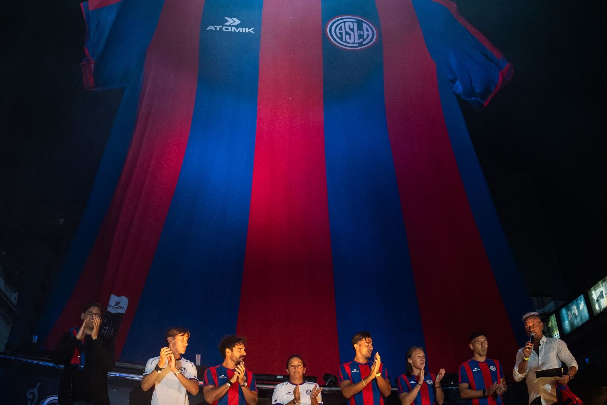 Sí, la camiseta de San Lorenzo no tiene comparación... Atomik presentó la nueva indumentaria en San Juan y Boedo y una multitud de Cuervos y Cuervas fue protagonista de un evento inolvidable.