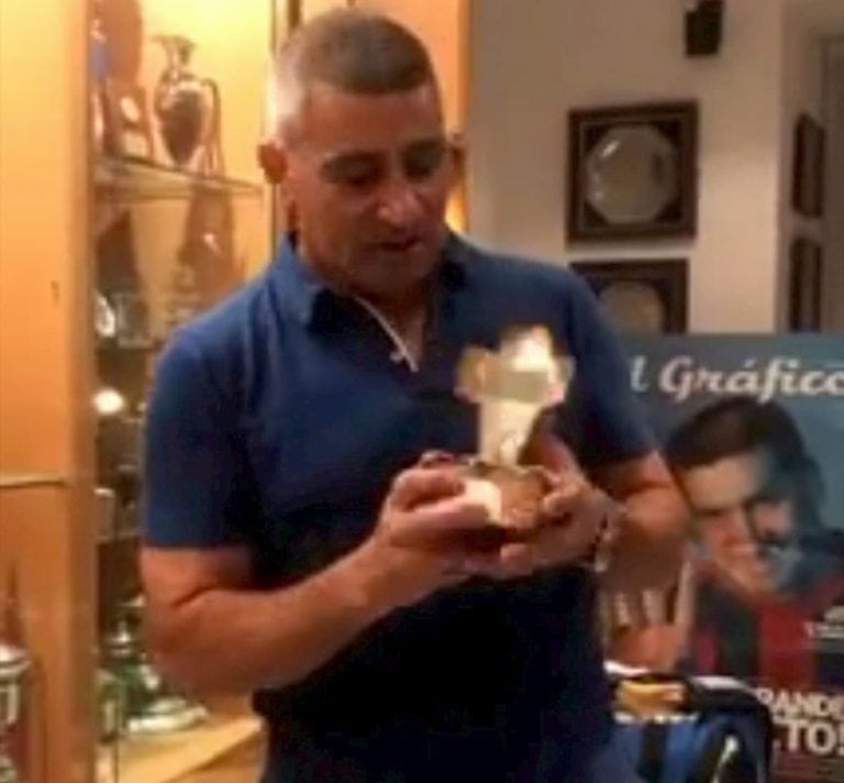 Acosta sostiene un regalo del papa Francisco