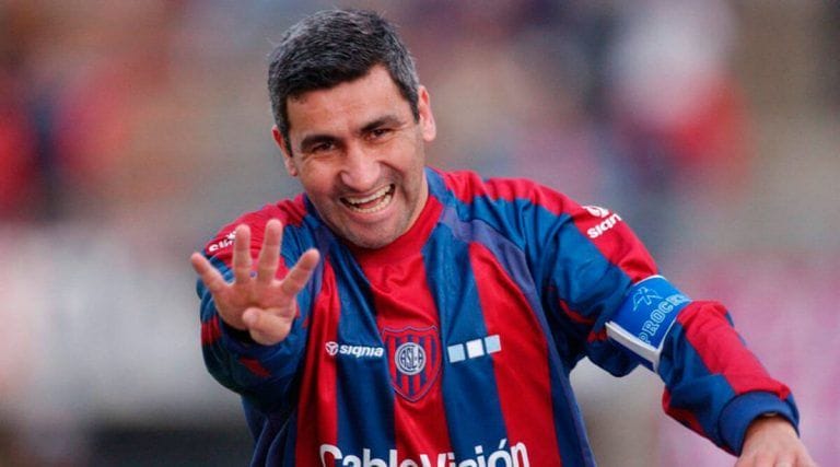 Beto Acosta festejando una anotación