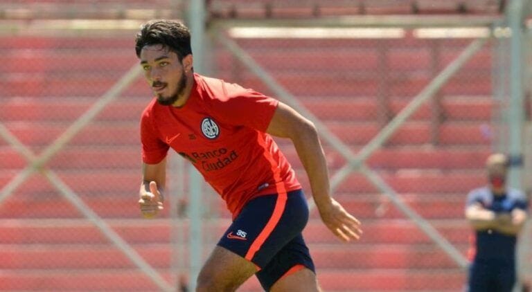 Matías Palacios practica de fútbol