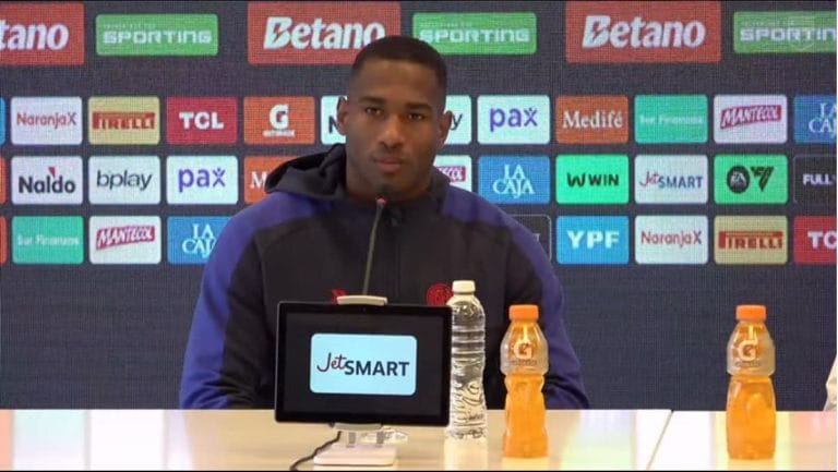 romaña en conferencia de prensa