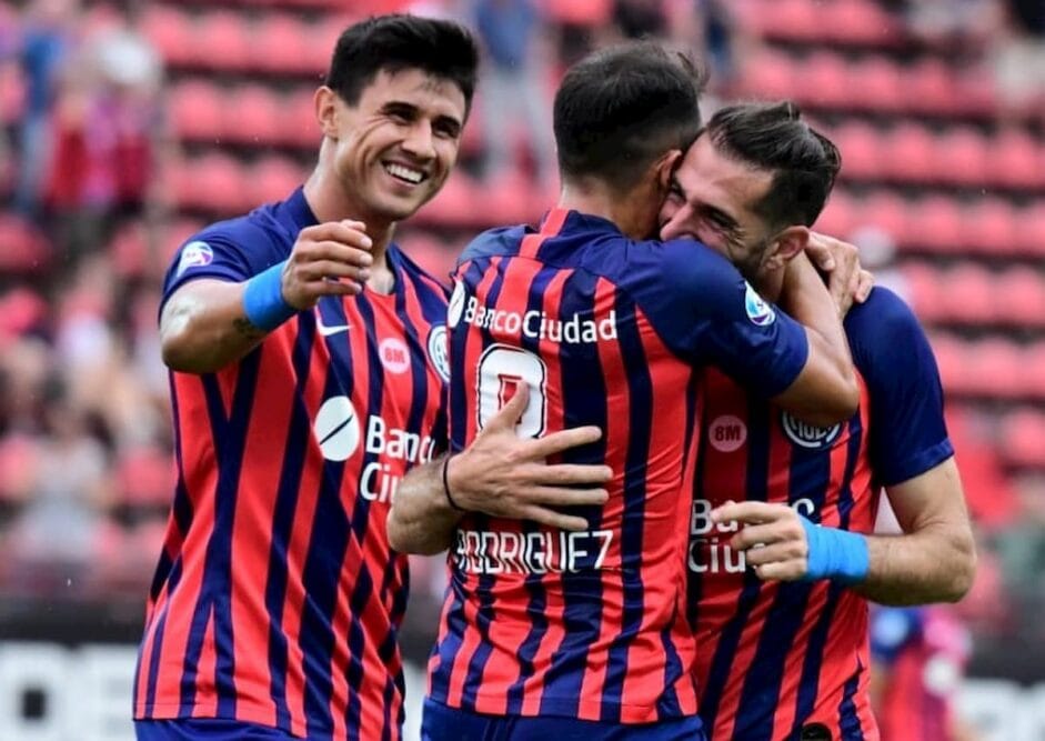 Futbolistas de San Lorenzo festejando la victoria
